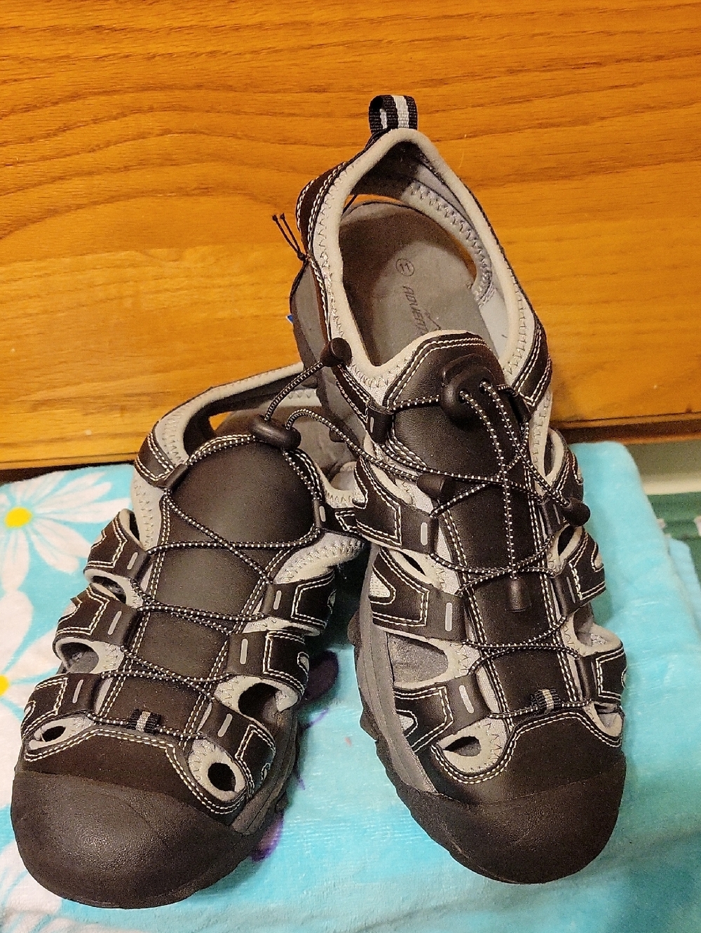 Men's Closed-Toe Outdoor Sandals in Black and Gray - Rugged Trail Style